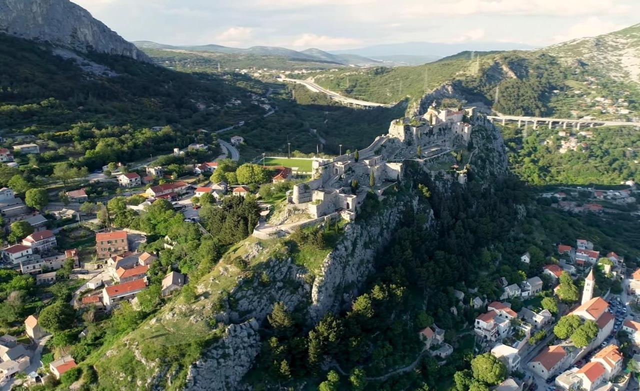 Holiday House Boost With Heated Pool Klis Kültér fotó