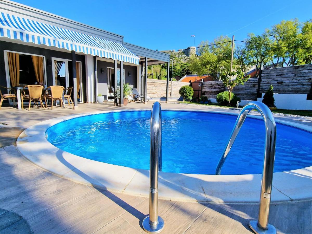 Holiday House Boost With Heated Pool Klis Kültér fotó
